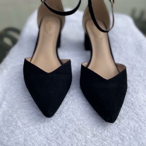 Comfort brand size 7 black low heals - Picture 2 of 7